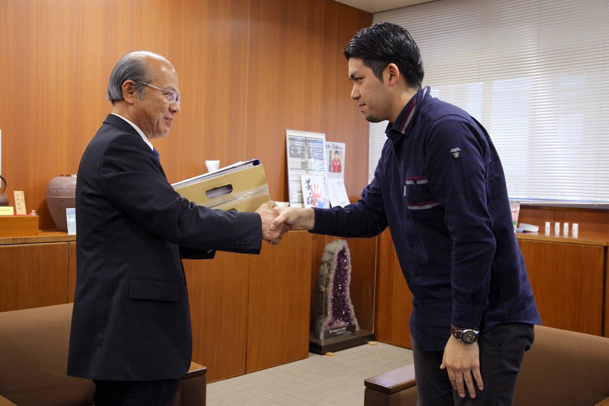 Jin46o's tweet photo. 先ほど、島袋俊夫・うるま市長にハンガーストライキ期間中に宜野湾市役所前で集めた3,617筆の署名を手渡してきました。
宜野湾市、沖縄市、宮古島市、石垣市の署名もそれぞれの市長の窓口の方にお渡ししています。
ご協力くださりいっぺーにふぇーでーびたん🙏🏻
#辺野古県民投票
#HungryforVote https://t.co/3UUut4OXAj
