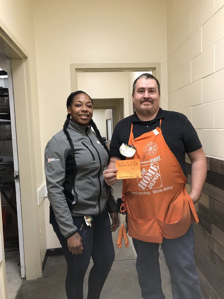 APS Shavon recognizing Bill in D27 for keeping our customers and associates safe in the Pittsburg store!! Thanks Bill!!#PacNorthProud #SafetyFirst