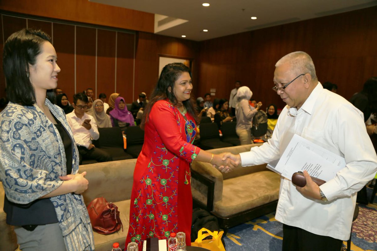 KemnakerRI's tweet photo. Dirjen Binapenta dan PKK Maruli Apul Hasoloan mewakili Menaker @hanifdhakiri menghadiri peluncuran buku dan dialog publik bertema "The Future of Human Rights Cooperation on Migrant Workers in ASEAN and Beyond". https://t.co/rJdhrrVM4j