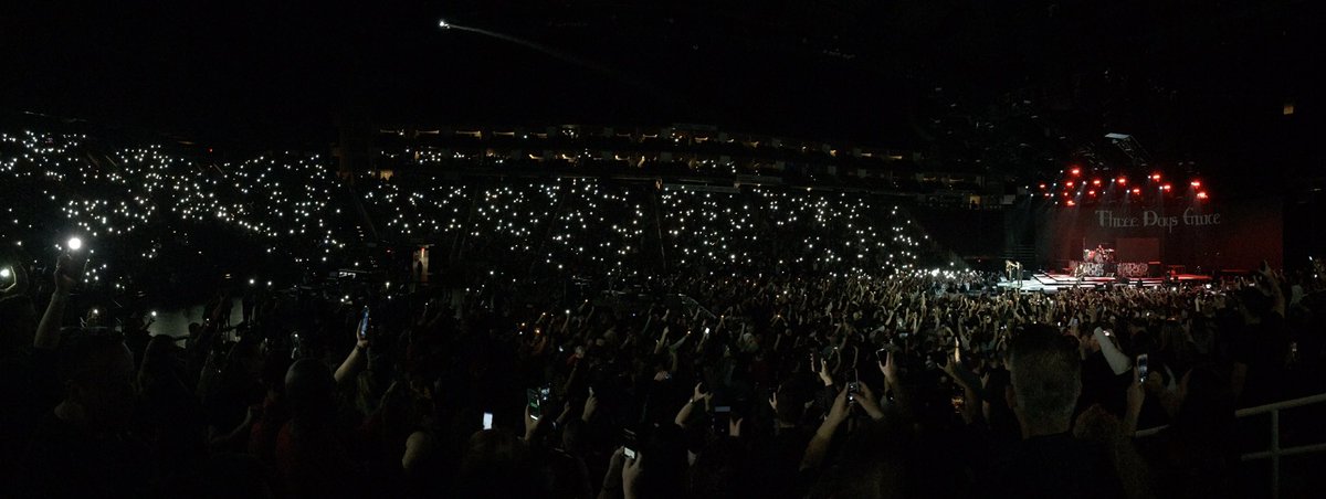 HoustonHarDRock's tweet photo. Monday night is a good night to be in Houston.  @threedaysgrace bringing it @ToyotaCenter 
#GetHarD https://t.co/Kar13Phe3B