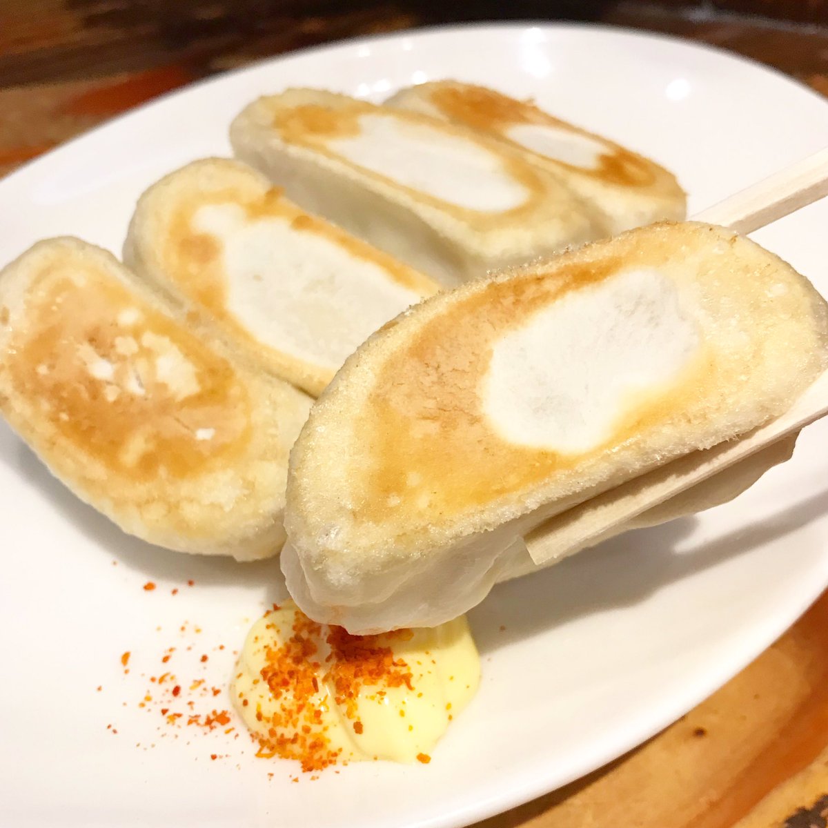 宇都宮餃子 宇都宮餃子会 公式 على تويتر 小判型のこちらは 餃天堂 の焼餃子 もちもちの皮の中には 肉汁がたーっぷり この餃子は タレではなく マヨネーズと一味唐辛子を混ぜ それをつけて食べるスタイル これが意外とおいしいんですよ 宇都宮餃子 宇都宮餃子 宇都宮餃子会 公式 على تويتر 小判型のこちらは 餃天堂 の焼餃子 もちもちの皮の中には 肉汁がたーっぷり この餃子は タレではなく マヨネーズと一味唐辛子を混ぜ それをつけて食べるスタイル これが意外とおいしいんですよ 宇都宮餃子