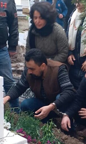 Bu utanç verici bir tablodur.
Tutuklu avukat #SelçukKozağaçlı, kelepçeli hâlde babasına veda ediyor.