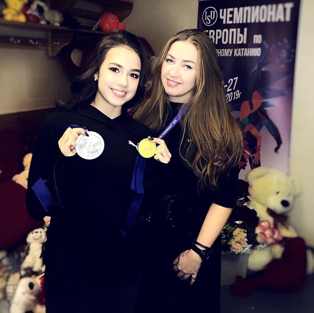 archivezagitova's tweet image. — medals and toys and smiles. ☺️

♡. .⃗ . #алиназагитова | #alinazagitova 
(📸 credit: instagram.com/p/BtMIUdknVIT/…)