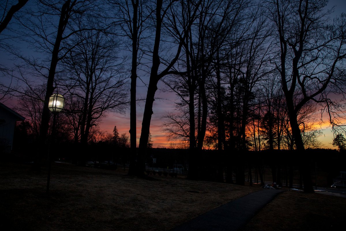 lawrenceacademy's tweet photo. Another #beautiful #sunset here in #GrotonMA... #photography #colorful #canon #5dmarkiv #somuchcolor https://t.co/0DsAwAPgsn
