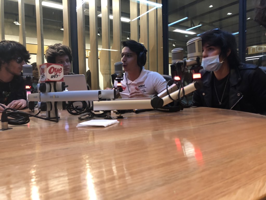 <a href="/flytheband/">FLY</a> en #Oye897 FM  desde el @MuseoDeLaRadio_ ‼️
🎧📱🎶🎶🎶📱🎧