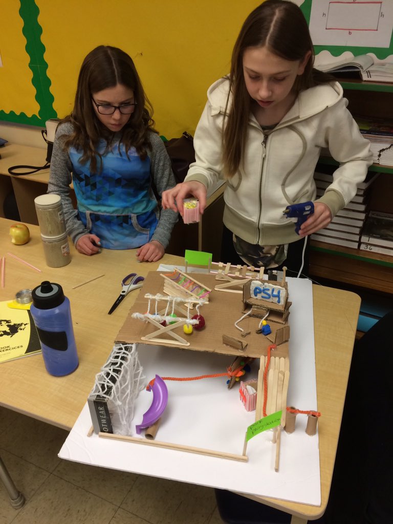 tetrmich's tweet photo. Les élèves de la 7e année complètent leur maquette de terrain de jeu dans les cours de sciences. Ils auront à faire la promotion de leur structure auprès des petits du cycle préparatoire. #design #formeetfonction @CscpTechnoped https://t.co/fYaDDiVNMN