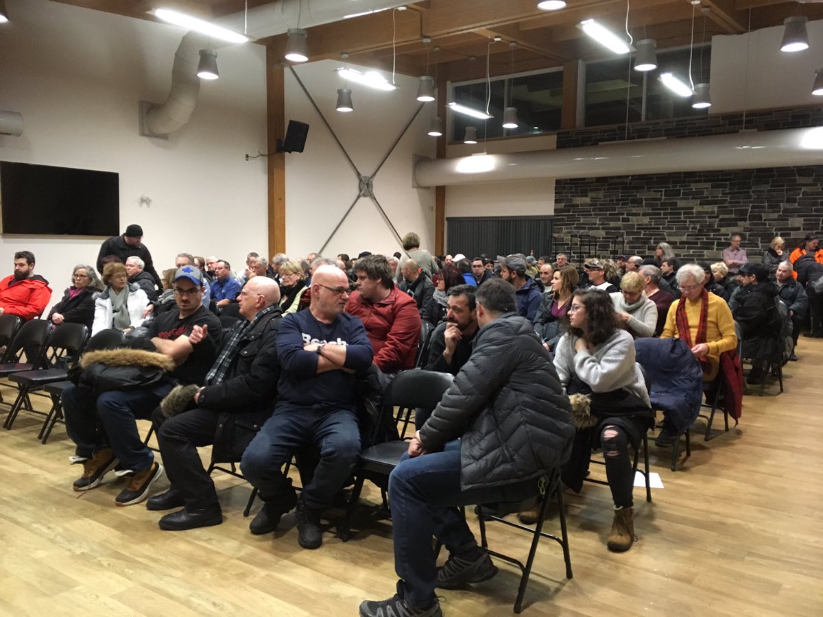 BouchardClaude's tweet photo. La salle est pleine au centre  multiservice de Shipshaw. Les citoyens assistent à une rencontre sur le nouveau rôle d’évaluation et le compte de taxes municipales. #rcsag https://t.co/tfu1HPaR7U