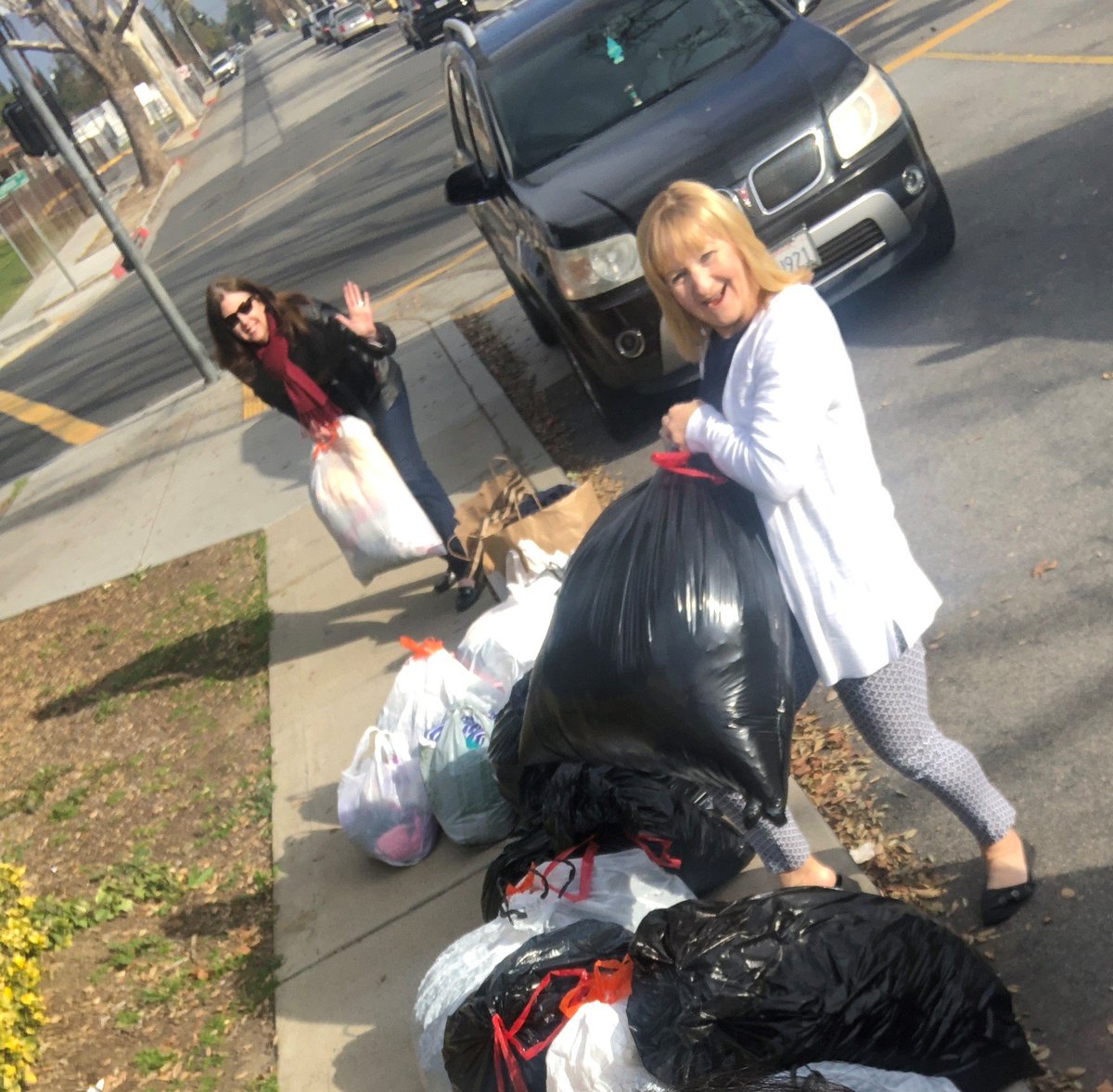 sportillo1357's tweet photo. @Filibuster3 @teacherkimj Unloading their cars full of donations from #ChET19 participants. Approximately, 100 bags were collected. Thanks for your generosity @CVUSDNews https://t.co/9hyYUj0uZ2