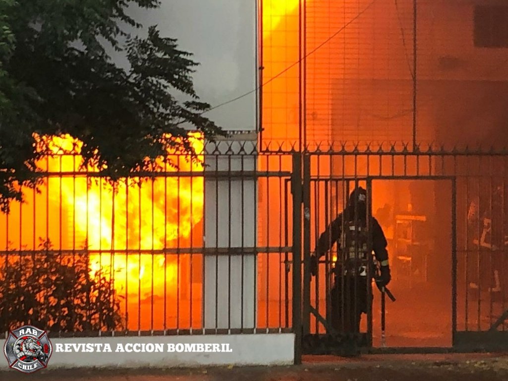RABCHILE's tweet photo. 🚨Bomberos Santiago🚨

Ahora #Rab4 y #Rab29 se encuentran en 4ta Alarma de Incendio en Avda Viel y Calle Pedro Lagos.

Unidades: B-11, B-9, Q-12, BT-3, BM-13, BX-17, Q-6, MX-15, Z-22, H-17, RX-6, BX-10, B-4, BT-18, B-1, B-2, Q-7, MX-13, RH-1, S-2, K-3, K-1, B-16, BX-22, Z-2.
#Rab https://t.co/xnjkW8I5uJ