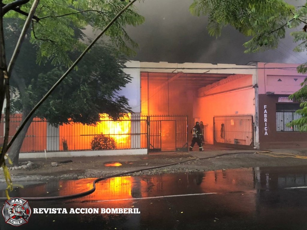 RABCHILE's tweet photo. 🚨Bomberos Santiago🚨

Ahora #Rab4 y #Rab29 se encuentran en 4ta Alarma de Incendio en Avda Viel y Calle Pedro Lagos.

Unidades: B-11, B-9, Q-12, BT-3, BM-13, BX-17, Q-6, MX-15, Z-22, H-17, RX-6, BX-10, B-4, BT-18, B-1, B-2, Q-7, MX-13, RH-1, S-2, K-3, K-1, B-16, BX-22, Z-2.
#Rab https://t.co/xnjkW8I5uJ