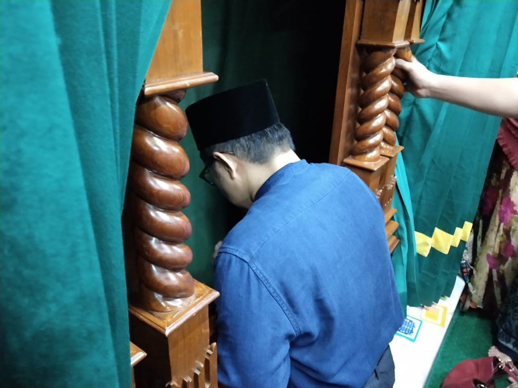 Assalamualaikum 
Selamat Pagi kaum millennials!
Salah satu kehebatan waliyulloh adalah jaminan al Quran bahwa mereka sebenarnya tidak mati, tetap hidup. Sehingga sejarah perjuangan dan sebagai wali yang dicintai Alloh patut kita ikuti dan ambil berkahnya. #luarbatang