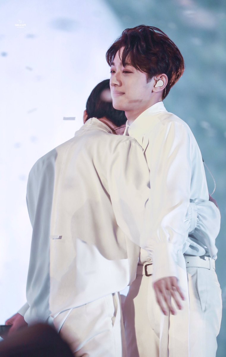 baelkl's tweet photo. how am i going to live without kuanlin and jinyoung by each other's side and kuanlin saying he wanna look after jinyoung hyung the most and see jinyoung teases kuanlin and see them ALWAYS walking next to each other at the airport😭😭😭😭😭😭😭😭 #pandeep #판딥 https://t.co/hLhUvz6ox4
