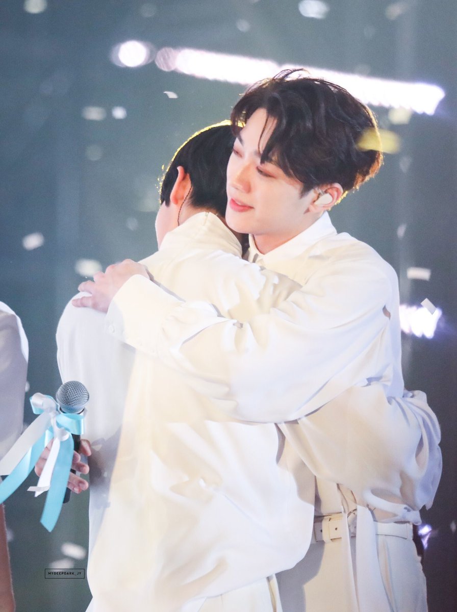 baelkl's tweet photo. how am i going to live without kuanlin and jinyoung by each other's side and kuanlin saying he wanna look after jinyoung hyung the most and see jinyoung teases kuanlin and see them ALWAYS walking next to each other at the airport😭😭😭😭😭😭😭😭 #pandeep #판딥 https://t.co/hLhUvz6ox4