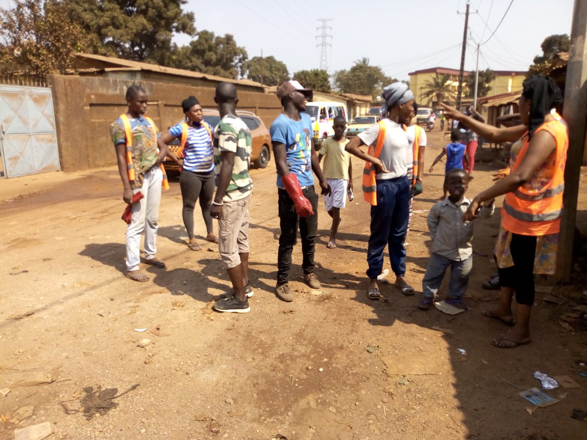 AndreDramou1's tweet photo. @NaiteMoustapha @MTP Nous sommes jeunes filles et garçons et nous luttons contre les ordures dans nos rue, nos maisons... Nous avons besoin de soutien financière et matériels contactez nous 624441912 https://t.co/cGD5QaCwbt
