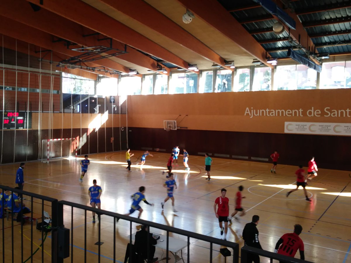 hstcugat's tweet photo. #LligCat Juvenil masculí
Juvenil A 33 - 28 @UESarria77
L'equip entrenat per Maikel Núñez tira de un gran treball ofensiu per vèncer en l'últim partit de la 1a fase. Tot i la victòria no ens hem classificat pel top 8
Seguim!
#Santcugat #Handboldelbo #HSC #ApeltítoldeA2 #Competint https://t.co/cDsmSypM97