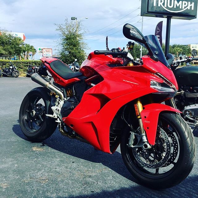 By far the prettiest #SuperSport I’ve seen. I didn’t know that #akrapovic makes dual under-seat exhaust for this bike. #ducati #supersports #fortheride #bikelife #sportsbikelife bit.ly/2DDNeSL