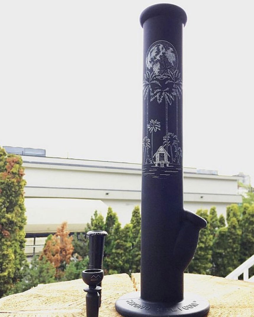 When it’s cold outside, the Palm makes us all warm and fuzzy inside. 🏝 pc <a href="/sativadiva92/">Hazel Haze aka The Cock Whisperer</a>