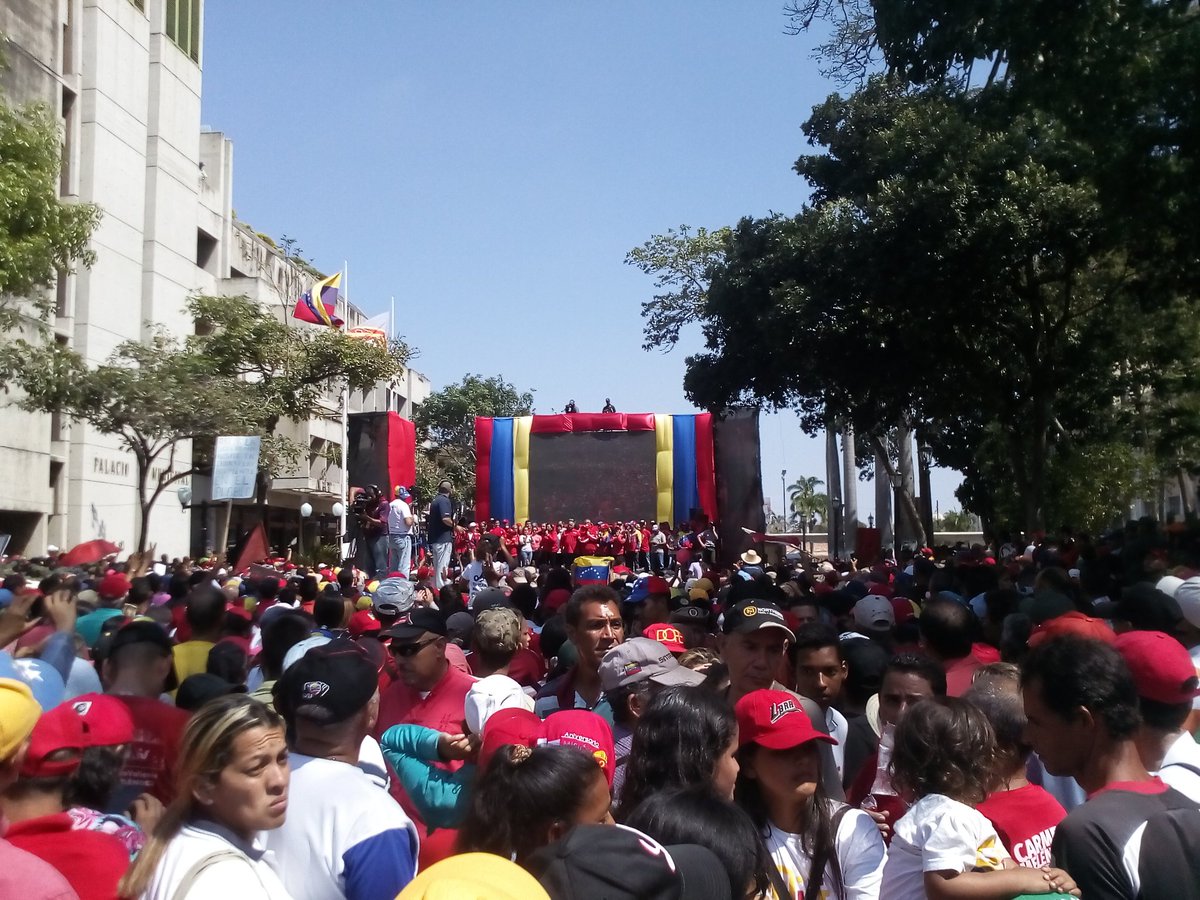 MarcialDeVzla's tweet photo. #28Ene | El estado #Lara expresando una vez más su compromiso y lealtad con la Revolución Bolivariana, con el comandante Hugo Chávez y el presidente @NicolasMaduro. 
#LaraConMaduro 
#FANBLealAlPuebloYLaRevolución @LuisJonasReyes @JuanSierraPSUV https://t.co/pIij1APmEF