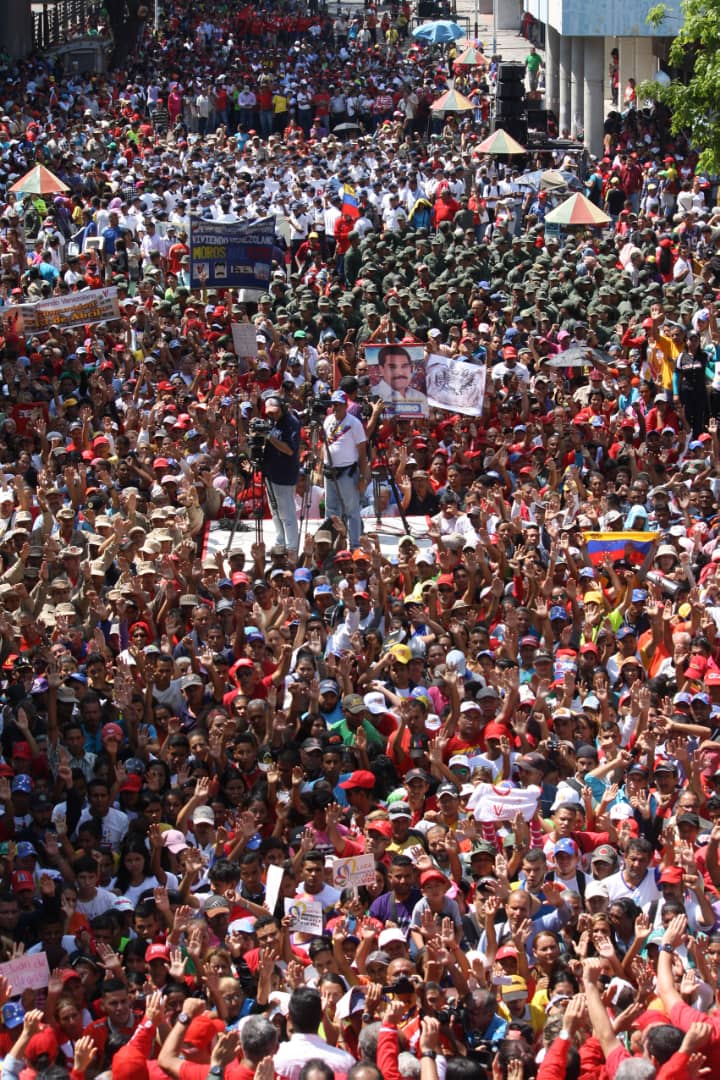 MarcialDeVzla's tweet photo. #28Ene | El estado #Lara expresando una vez más su compromiso y lealtad con la Revolución Bolivariana, con el comandante Hugo Chávez y el presidente @NicolasMaduro. 
#LaraConMaduro 
#FANBLealAlPuebloYLaRevolución @LuisJonasReyes @JuanSierraPSUV https://t.co/pIij1APmEF