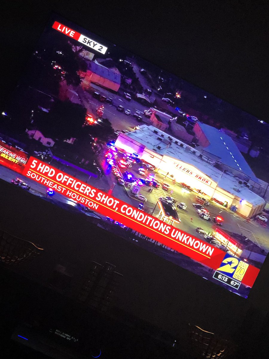 Thoughts and prayers for the 5 houston police officers who were shot !! 🙏🏻👮🏻‍♂️👮🏻‍♂️👮🏻‍♂️👮🏻‍♂️👮🏻‍♂️🙏🏻