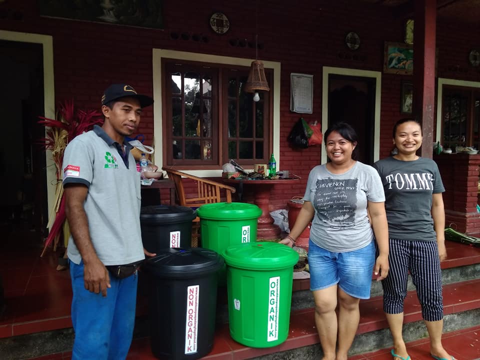 di tahun 2018, Rumah <a href="/rumah_kompos/">Rumah Kompos Padangtegal</a> telah membagikan 14 pasang tong untuk 14 pasangan warga Padangtegal yang menikah, hal ini bertujuan untuk menumbuhkan kebiasan memilah dari awal keluarga terbentuk #RumahKomposPadangtegal
#DesaPakramanPadangtegal
#Memilahyes