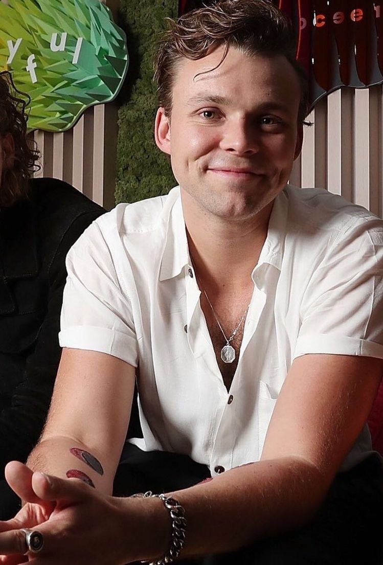 gigglyxLuke's tweet photo. Ashton is such a beautiful human being 😊
#5sosFam #BestFanArmy #iHeartAwards https://t.co/TeFNpTA7fs