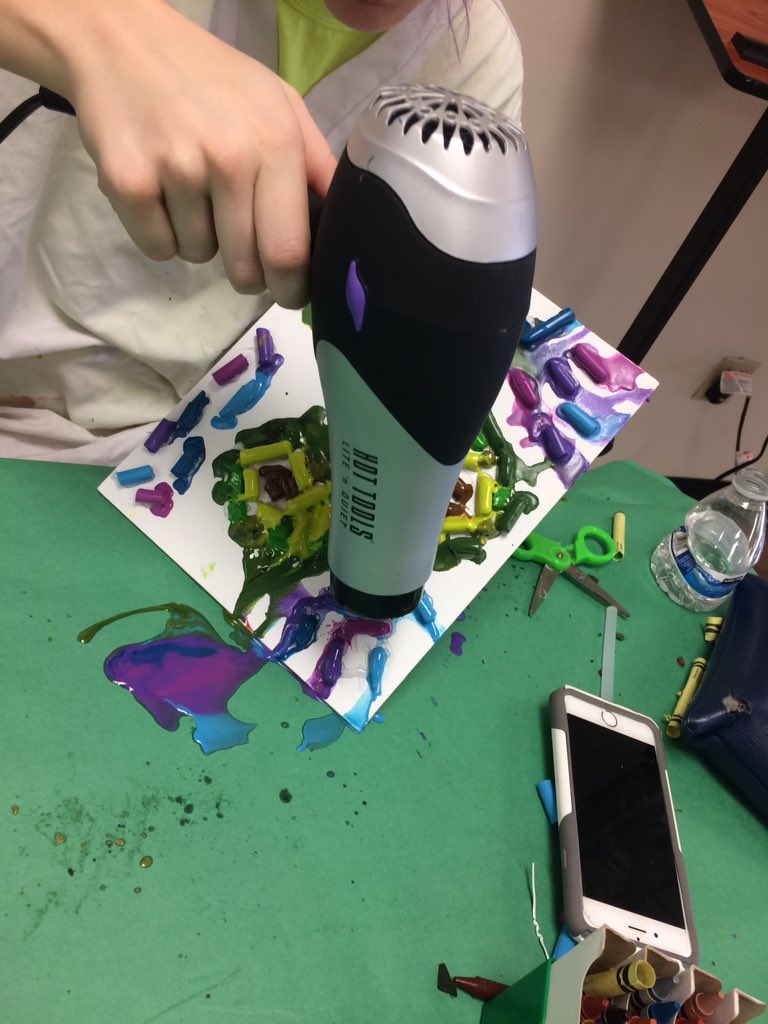 MrsJ_MCVSD's tweet image. Crayon Art at MCVSD Neptune Annex! Fun School Spirit Day! #crayonart #mcvsd #sharedtime #twoprogramsoneschool #crayonmetamorphasis