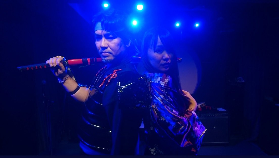 x_ilovesing_x's tweet photo. 【 #真夜中歌隊 来撫情報】
2/15(金)#PENNYLANE さんで、#TAGNETWORK さん主催のライブに出演させて頂きます。
この格好で、#弾き語り したらどうなるかな?って画策してますぅ。
我々以外にも素敵なアーティスト様方が出ますので、是非お越し下さい!我々で取り置き頂いたら、500円オフで御座いま https://t.co/AzMoRgtzrO