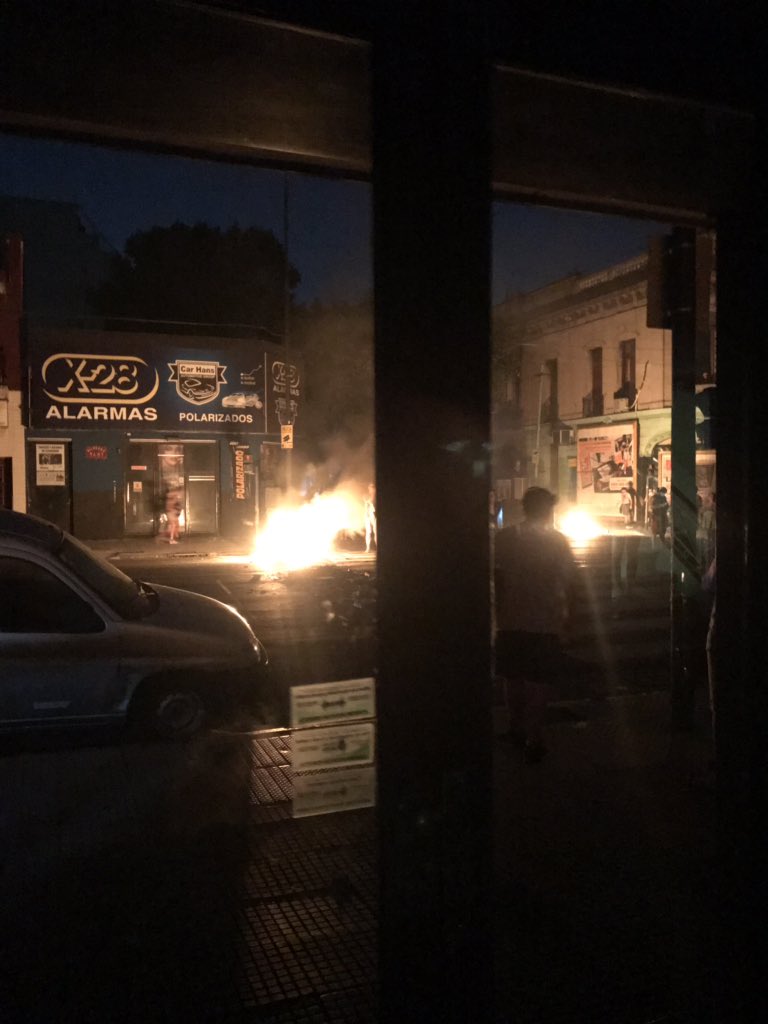 lbarmat's tweet photo. @OficialEdesur @Poanzio @OficialEdesur otra vez se repite la misma historia. Hasta cuando? #sinluz #belgranoyboedo #almagro https://t.co/JhMyMTtCwA