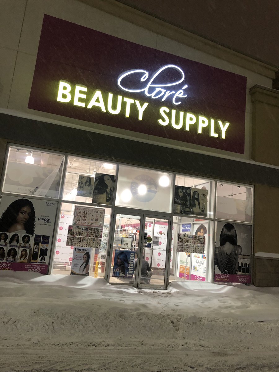 Vic_Goodman's tweet photo. @CloreBeauty if your hours are until 9pm, then stay open until 9pm. https://t.co/E2pIXpcGqC