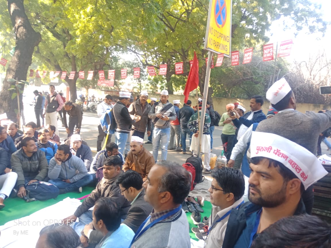 jharotef's tweet image. *जन्तर मन्तर अपडेट्स* 
*द्वितीय दिवस*

*आज पंजाब, हरियाणा, कर्नाटक एवं उड़ीसा उत्तराखंड के युवाओ एव मातृशक्ति का जनशैलाब उमड़ने लगा है दिल्ली अनशन में*..
#OneMissionOldPension #हमारा_भी_सुनिए_श्रीमान_पेंशन_है_हमारा_स्वाभिमान   @NmopsInd @NmopsF @PMOIndia @cmojhr