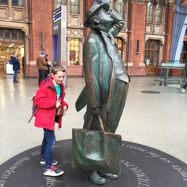 minnowmep's tweet photo. What’s he got in his bag Mummy? We went to London on Saturday and spent part of the day visiting train stations (he is totally obsessed). He loves the statues around St Pancras, especially this one. Always inquisitive, always asking questions. #Ukparentb… https://t.co/bFvanvKiqD https://t.co/VxxKiPFcdX