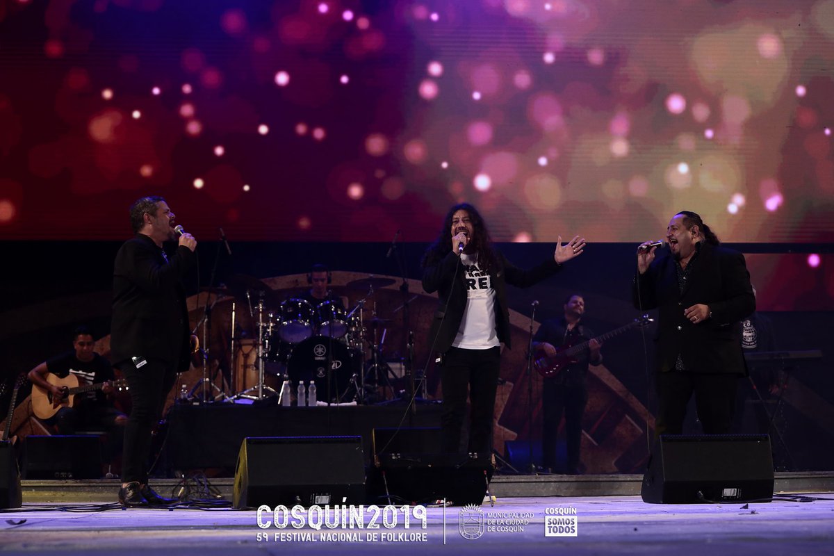 Hayfolklore's tweet photo. #Cosquín2019 Tercera 🌛 @nachoydanielok @dfacundotoro "Los Nombradores" clásicos, romance y en el final fiesta y 
 alegría junto a @LOSCALIGARIS https://t.co/qCARy6i6Rn