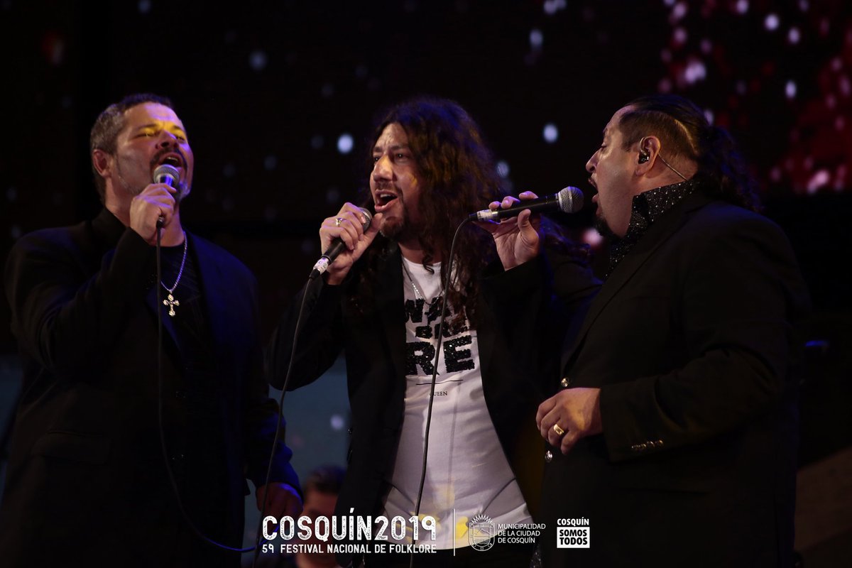 Hayfolklore's tweet photo. #Cosquín2019 Tercera 🌛 @nachoydanielok @dfacundotoro "Los Nombradores" clásicos, romance y en el final fiesta y 
 alegría junto a @LOSCALIGARIS https://t.co/qCARy6i6Rn