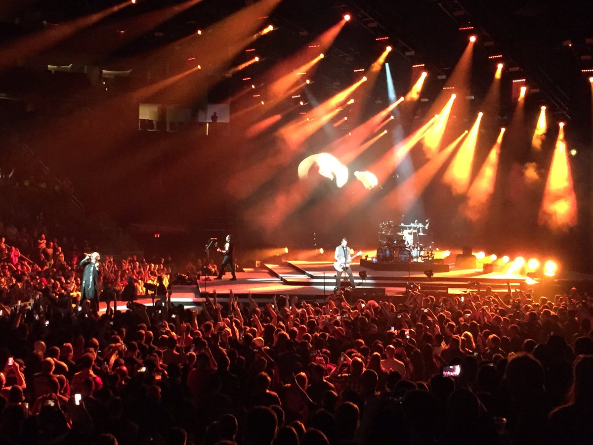 HoustonHarDRock's tweet photo. Oh look. It’s @Disturbed just putting on a show on a Monday night for the Houston rock family. #GetHarD https://t.co/41Rrr3iGS8