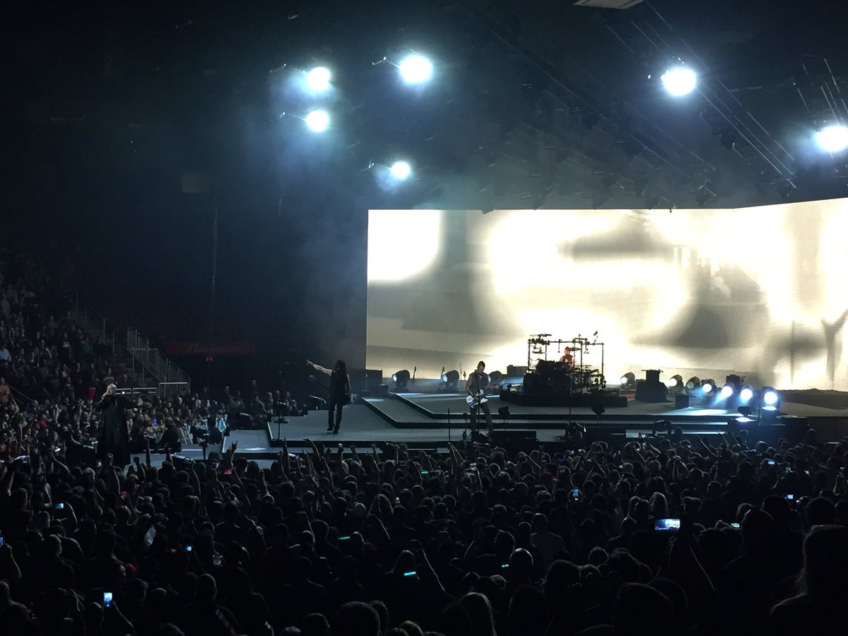HoustonHarDRock's tweet photo. Oh look. It’s @Disturbed just putting on a show on a Monday night for the Houston rock family. #GetHarD https://t.co/41Rrr3iGS8