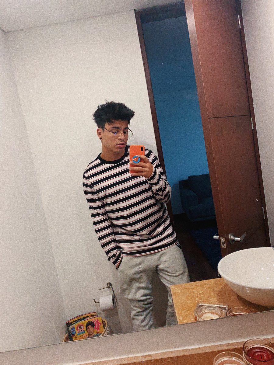 villalobossebas's tweet image. aquí posando con el papel higiénico para decirles algo importante: los amo mucho.