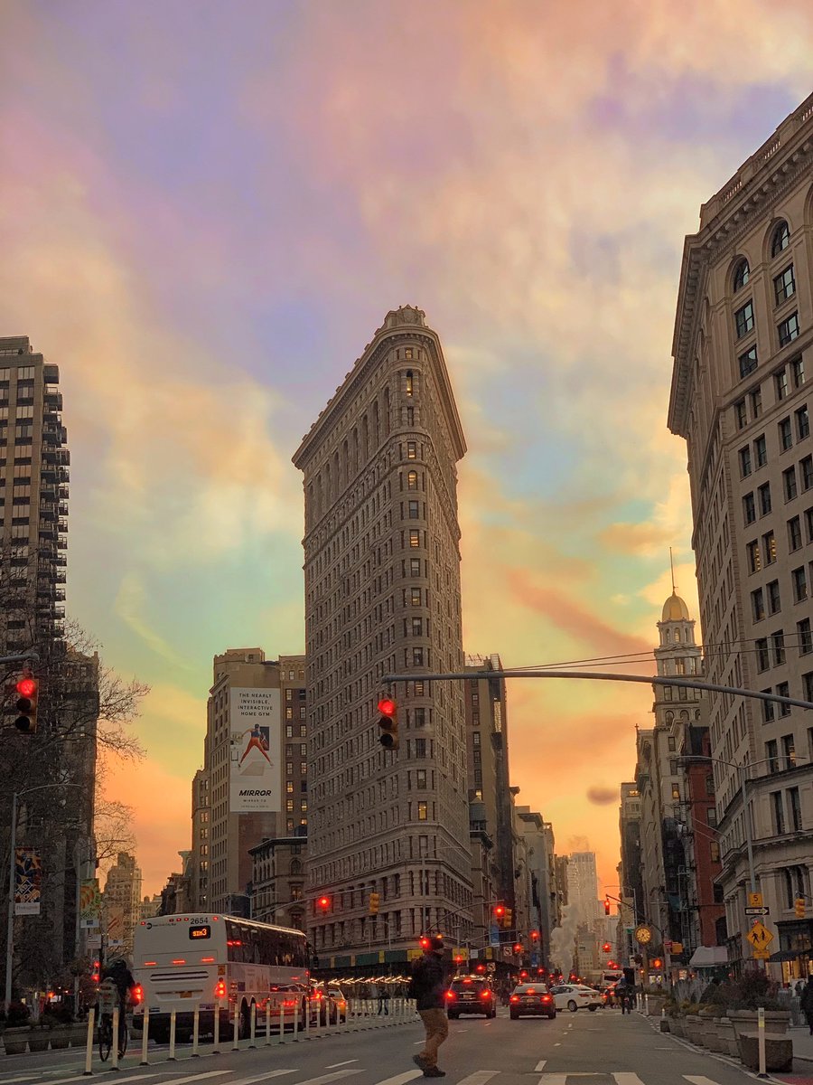 One of the world's most iconic skyscrapers and a quintessential symbol of New York City 🇺🇸 #nyc #flatironbuilding #flatirondistrict #explorenyc #explore #manhattan #manhattanbuildings #🇺🇸 #gallery08aa