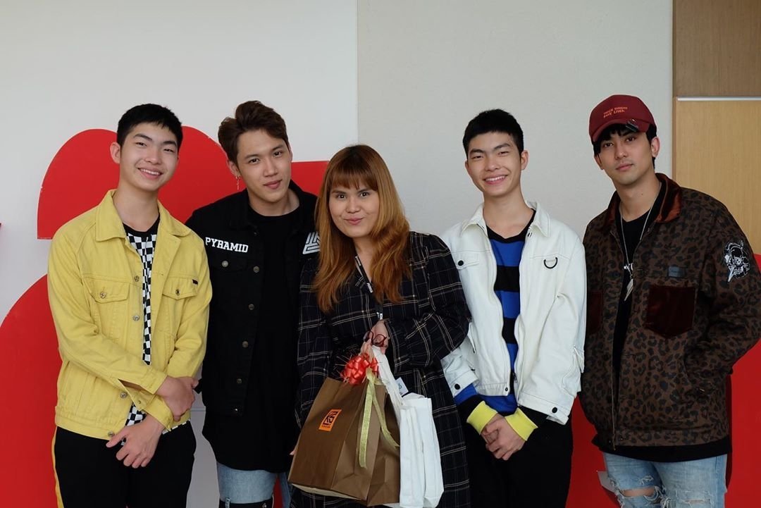 kangsom_pantip's tweet photo. เดินสายสวัสดีปีใหม่ ขอบคุณลูกค้าและพี่ๆสื่อทุกสำนักด้วยนะคร้า ❤️🙏 #ogmeentertainment #ks [1/2] https://t.co/fOe6a8WbjO IG:nnammm_ #แกงส้ม
#KANGSOMKS #KS28012019 #MICMAC #MICMACR2ID #OGME #OGMEENT https://t.co/Wsv9kuWgdK
