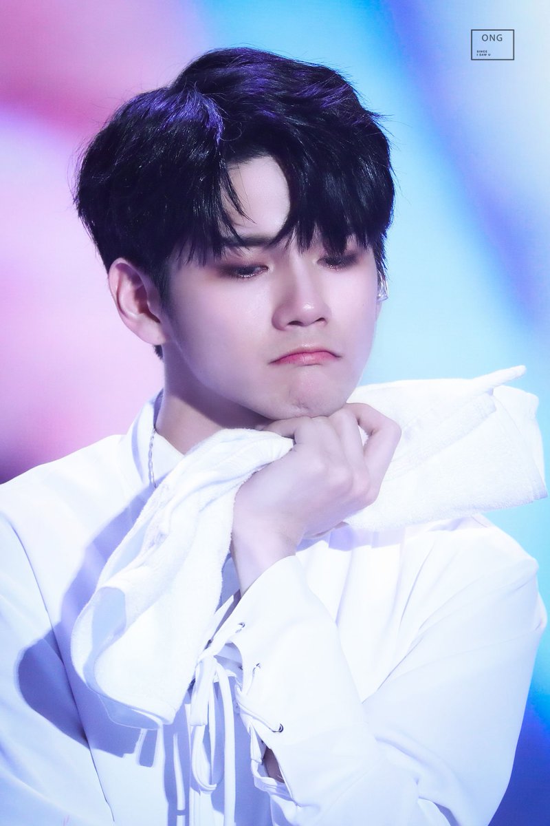Sinceisawu_0825's tweet photo. 190127 Therefore 마지막 콘서트  #옹성우 #OngSeongwu

Now we got no tears left to cry💞 https://t.co/KzGrUFWyfQ