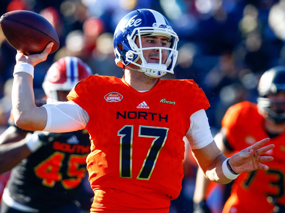 aaron_schill's tweet photo. Senior Bowl Highlights & Lowlights thread with @fftheathomedad
QBs-
Daniel Jones- Jones won the MVP and may have won the biggest bump in draft capital. 8-11 for 115 yards passing and 1 TD and rushed for an additional TD.
#SeniorBowl #Devy #DynastyFootball #FFD260 #SeniorBowl2019 https://t.co/9QPnlRqyxE