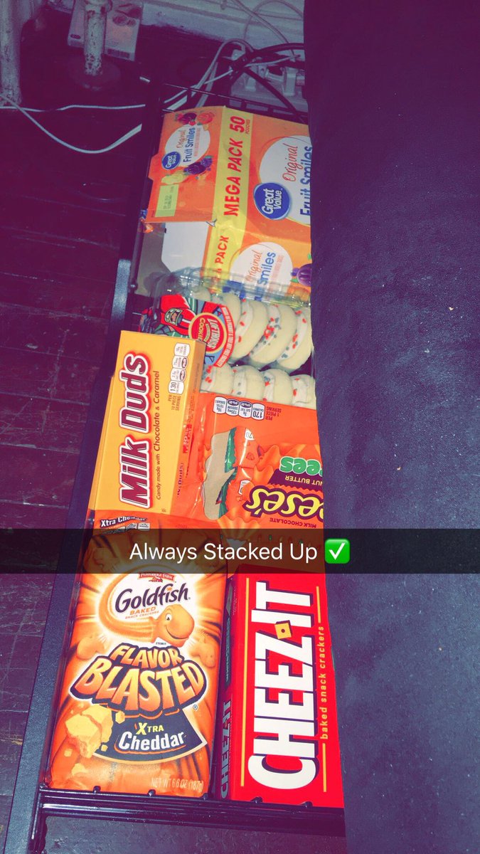 keepupwithus608's tweet photo. we stayed with a Snack Drawer in our room 😭😫 #relationshipweight #happyweight 🤣 https://t.co/Vk34UrnKKn