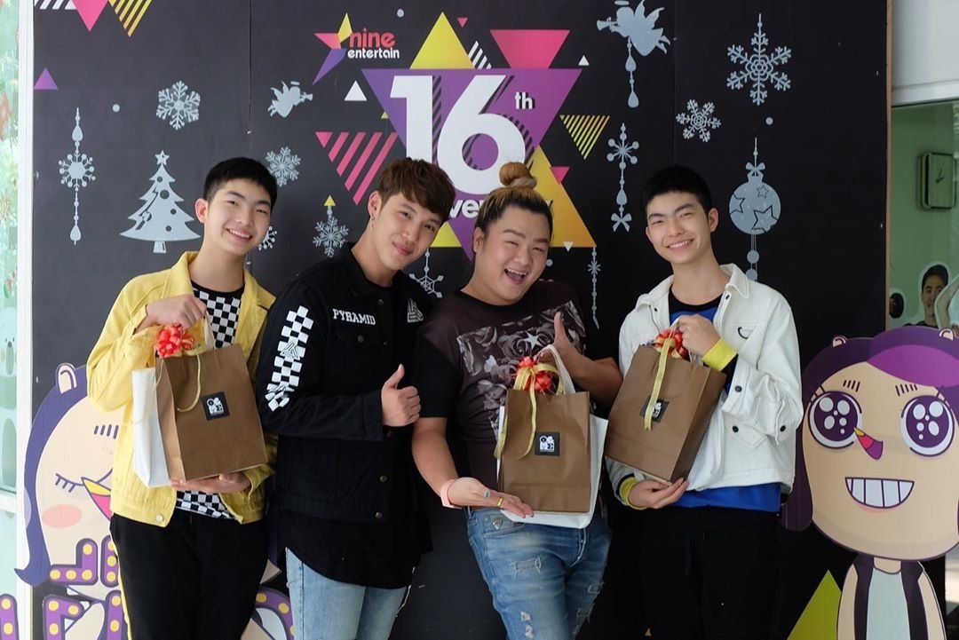kangsom_pantip's tweet photo. เดินสายสวัสดีปีใหม่ ขอบคุณลูกค้าและพี่ๆสื่อทุกสำนักด้วยนะคร้า ❤️🙏 #ogmeentertainment #ks [2/2] https://t.co/fOe6a8WbjO IG:nnammm_ #แกงส้ม
#KANGSOMKS #KS28012019 #MICMAC #MICMACR2ID #OGME #OGMEENT https://t.co/ksuxCyhd3l