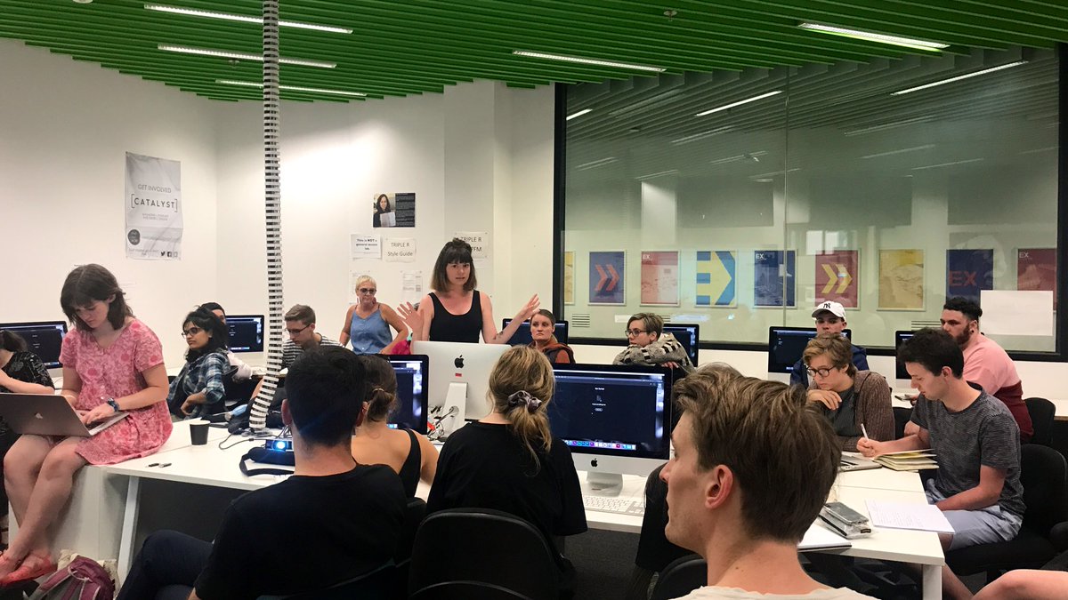 Express__Media's tweet image. Laura La Rosa leading all the design newbies through an intro class ‘Crop It Like It’s Hot’ #EMNEWS19 📐✂️📝✨