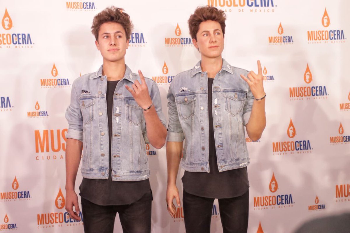 dw_friends's tweet photo. Double Trouble 😂

@ElJuanpaZurita tiene su propia figura de Cera 
¡Que locura! 
Felicidades por esto
🔥🔥🔥🔥

Encuentren las diferencias 🔍 https://t.co/QvrOisFK4h