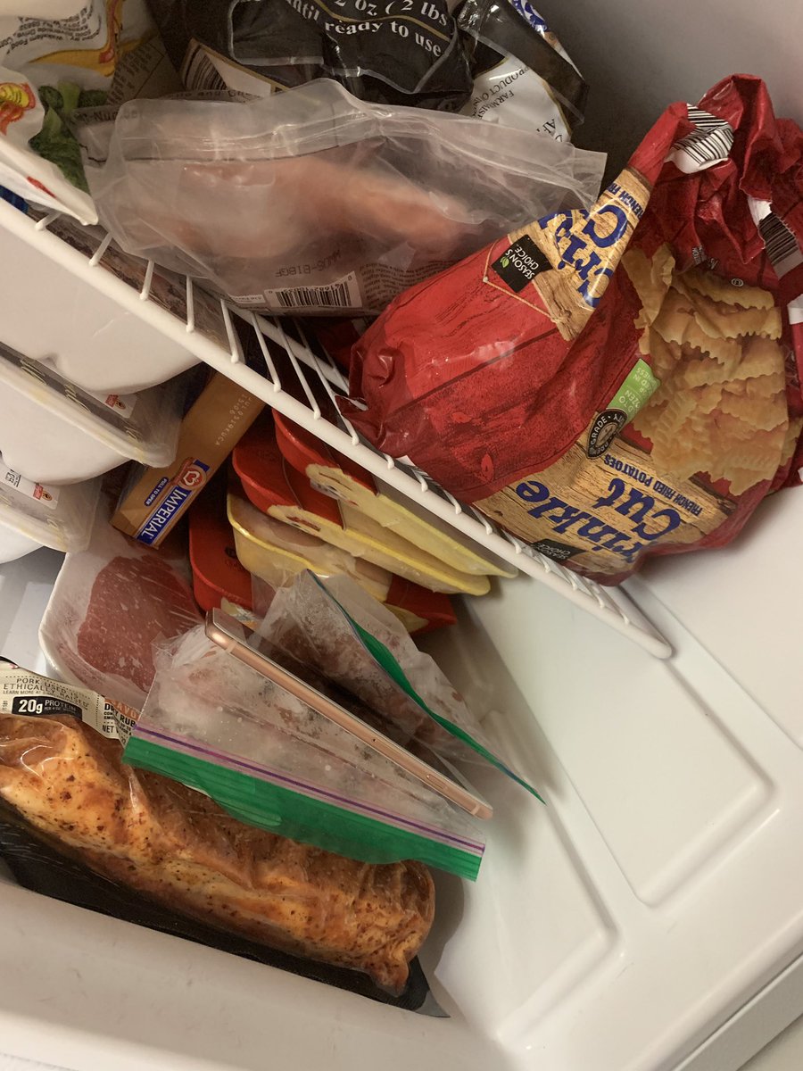 wahanita1's tweet photo. When your iPhone over heats #coolitdown #freezer #nottoolong #iceicebaby #STMPNO.1 https://t.co/4nJfvUESIX