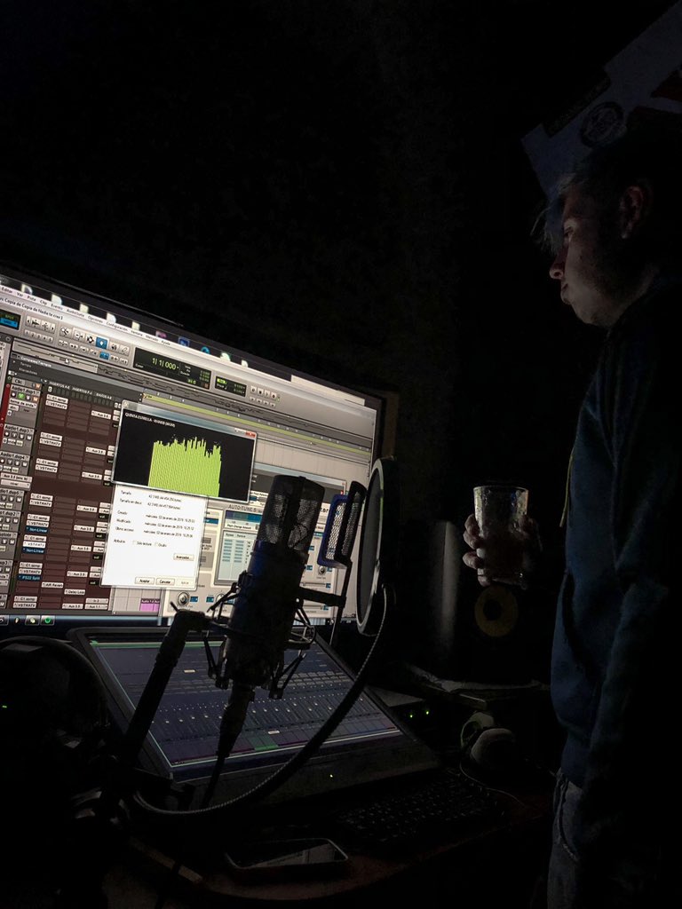 djsyrome's tweet photo. Tiempo de estudio 🎙 lo bueno es que “ Tamos O.Kaaaaay” 🤙🏼
jodidos pero O.K 👋🏼🤣👋🏼
#doscaras #djsyshow #djsy #sy #syrome #tamosokay #honduras #traplatino #latintrap #sanpedrosula #studiolife #recordingstudios https://t.co/fMipZ7lHOq