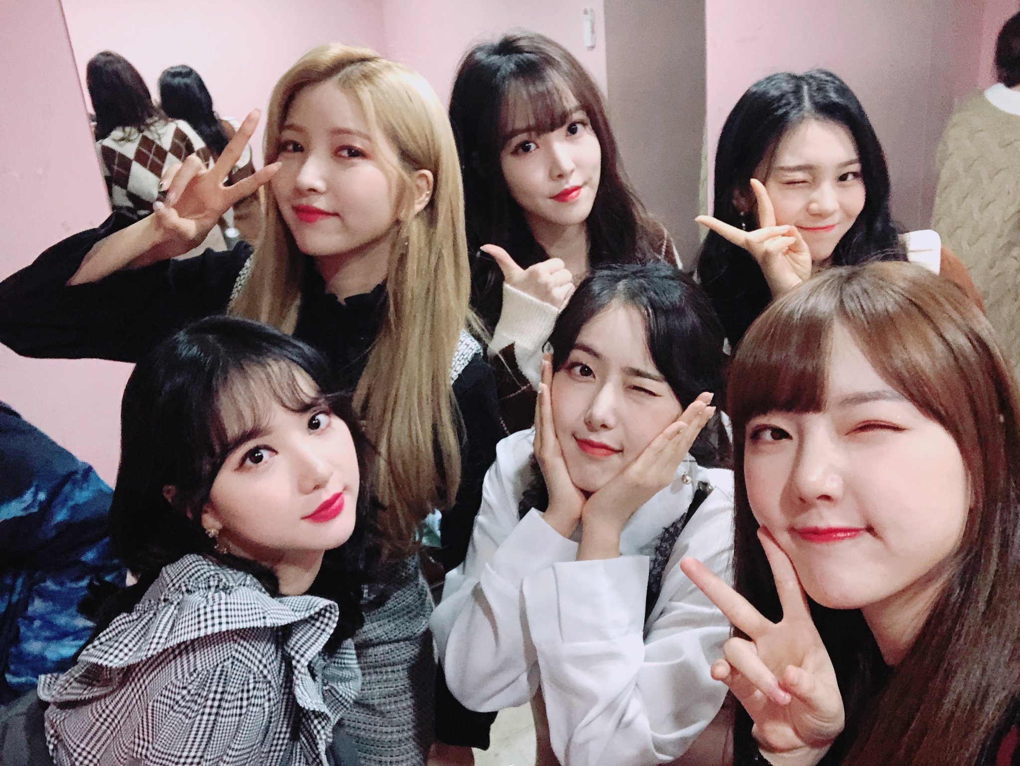 DyDNrGqVYAEM9ag.jpg:large