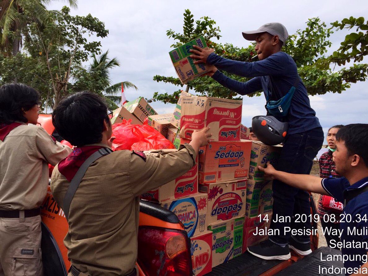 Mapanjala's tweet photo. Kegiatan  sosial dan kemanusiaan ini bekerjasama dengan PT. Waskita Karya (Persero) Tbk Divisi VI Palembang, SAR Mapala Muhammadiyah Indonesia (SARMMI), dan Relawan lainnya⁣.

Bantuan tersebut didistribusikan di Desa Waymulih dan Desa Kunjir, Lampung Selatan. https://t.co/hpLiI1iWw7