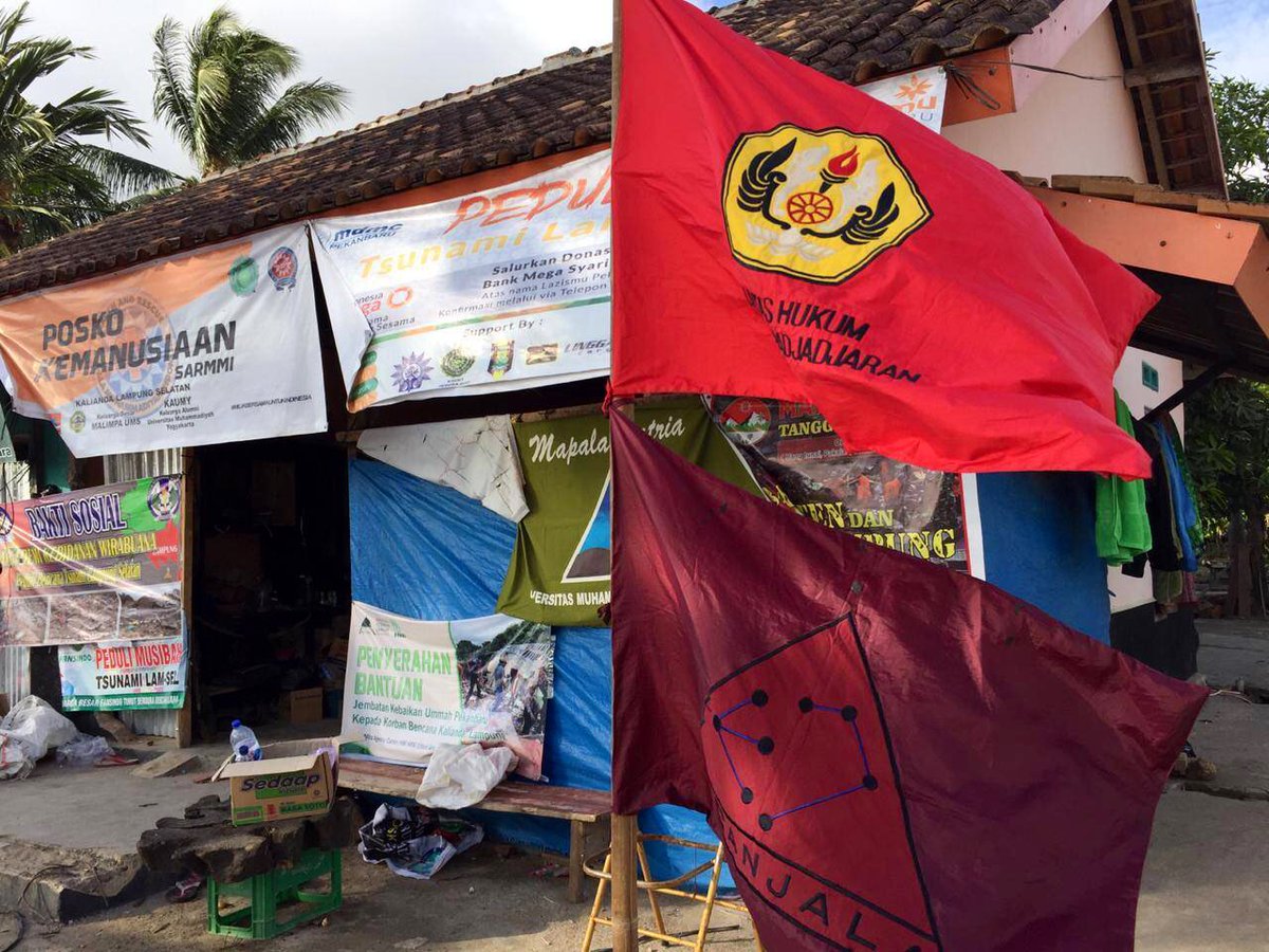 Mapanjala's tweet photo. Kegiatan ini merupakan kewajiban Mapanjala untuk mewujudkan pengabdian kepada masyarakat. Kondisi saat ini, Desa Kunjir masih membutuhkan bantuan berupa Hunian Sementara untuk mereka yang kehilangan tempat tinggal dikarenakan bencana alam tsunami tersebut.⁣

#lampungbangkit https://t.co/0zTzPtGQ73